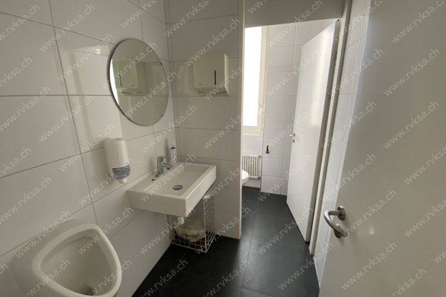 Local commercial de 4 pièces, 268 m2, à La Chaux-de-Fonds Local commercial de 4 pièces, 268 m2, à La Chaux-de-Fonds - Salle de bain