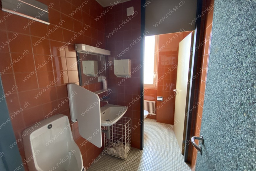 Local commercial, 268 m2, à La Chaux-de-Fonds - Salle de bain 