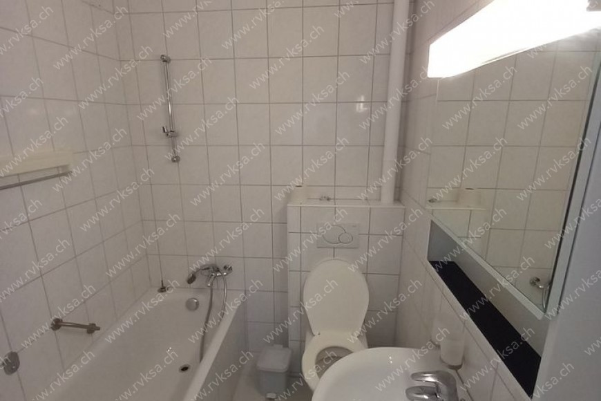 Appartement de 1.5 pièces, 20 m2, à Neuchâtel Appartement de 1.5 pièces, 20 m2, à Neuchâtel - Salle de bain