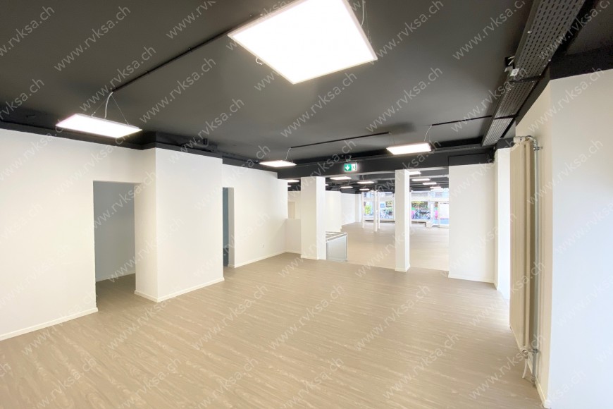 Local commercial de 1 pièce, 364.32 m2, à Bienne - Séjour 