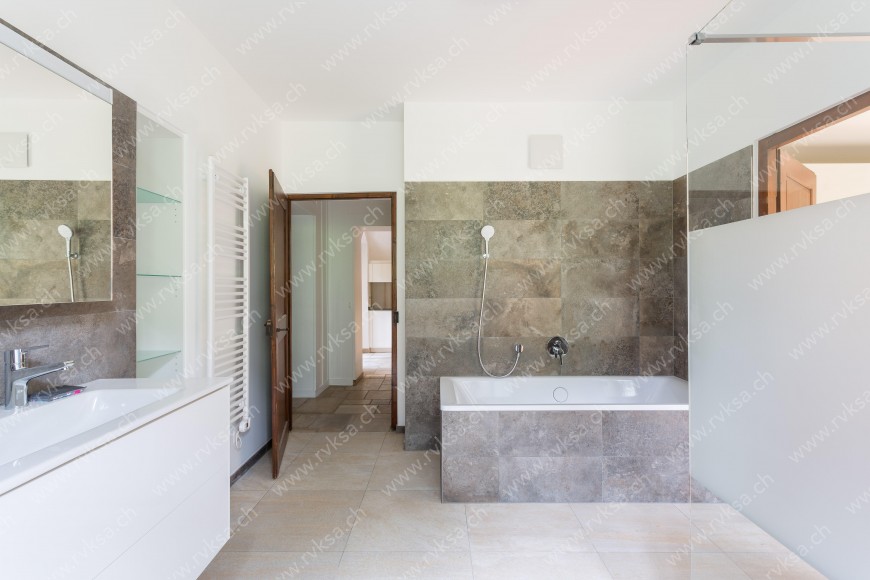 Appartement de 5.5 pièces, 164 m2, à Fenin - Salle de bain 