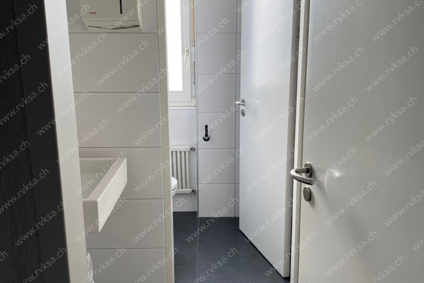 Local commercial de 4 pièces, 268 m2, à La Chaux-de-Fonds Local commercial de 4 pièces, 268 m2, à La Chaux-de-Fonds - Salle de bain