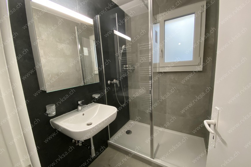 Appartement de 3 pièces, 81 m2, à Neuchâtel Appartement de 3 pièces, 81 m2, à Neuchâtel - Salle de bain