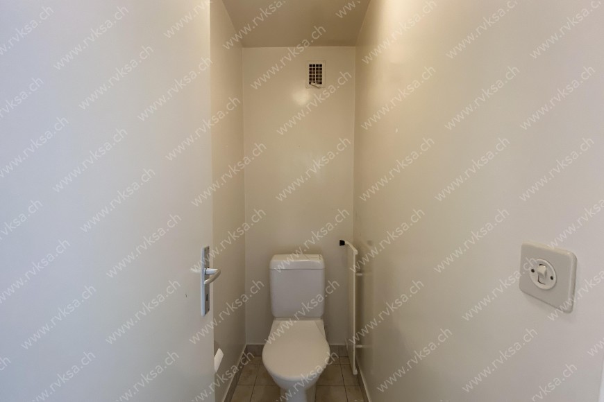 Appartement de 4 pièces, à Les Geneveys-sur-Coffrane - WC séparé 