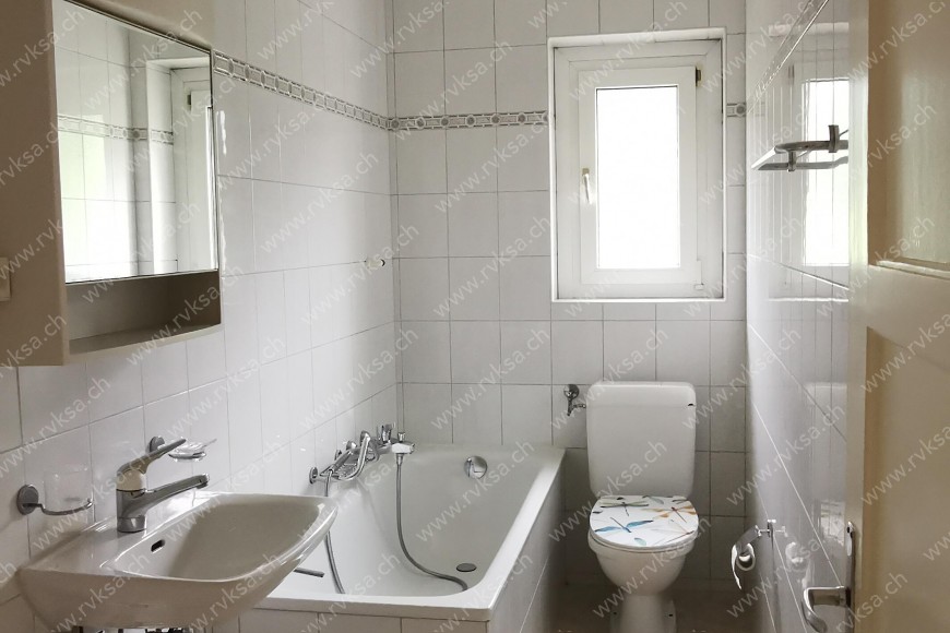 Appartement de 4 pièces, 74 m2, à Les Geneveys-sur-Coffrane Appartement de 4 pièces, 74 m2, à Les Geneveys-sur-Coffrane - Salle de bain