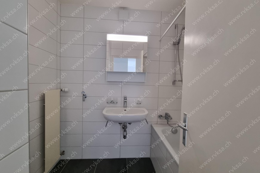 Appartement de 3 pièces, 73 m2, à Les Geneveys-sur-Coffrane Appartement de 3 pièces, 73 m2, à Les Geneveys-sur-Coffrane - Salle de bain