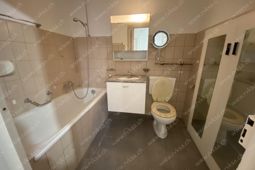 Appartement de 2.5 pièces, 92 m2, à La Chaux-de-Fonds - Salle de bain 