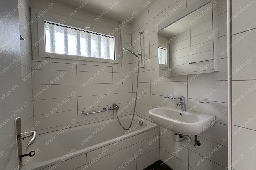 Appartement de 4 pièces, 74 m2, à Cornaux - Salle de bain 