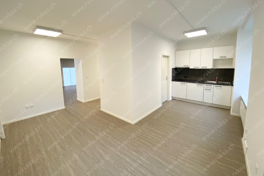 Local commercial de 1 pièce, 364.32 m2, à Bienne - Cuisine 