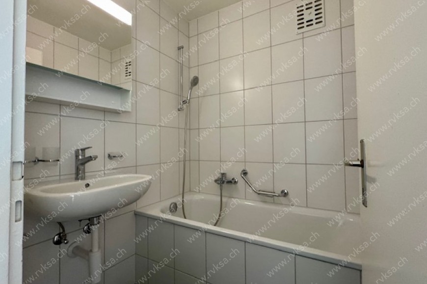 Appartement de 4 pièces, 74 m2, à Cornaux - Salle de bain 