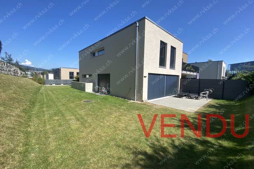 Villa et parcelle attenant