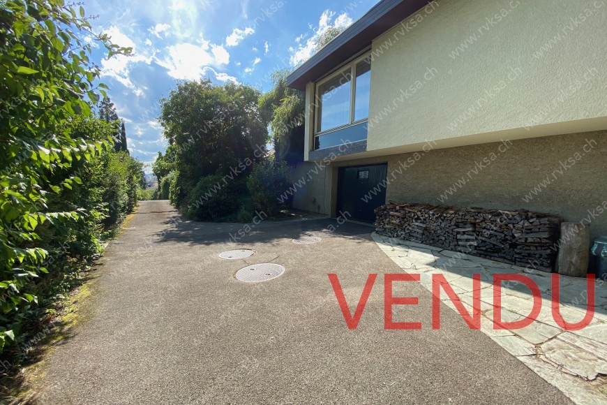 Façade Sud - Accès véhicule