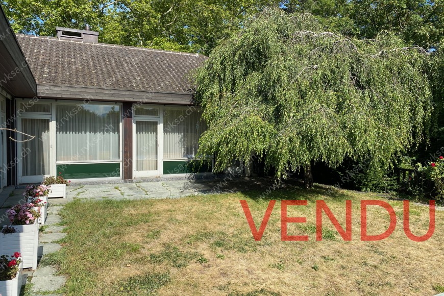 Place de détente devant piscine