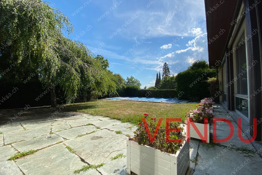 Place de détente devant piscine
